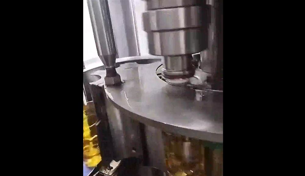 吉拓機械：全自動果汁飲料生產線：紅茶、綠茶生產現(xiàn)場