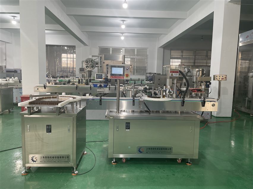 滾珠瓶精華液灌裝加塞旋蓋機：美妝日化行業的精密灌裝解決方案