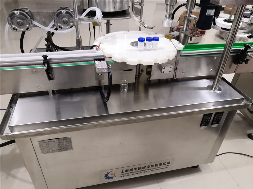 福尔马林全自动灌装旋盖贴标生产线视频