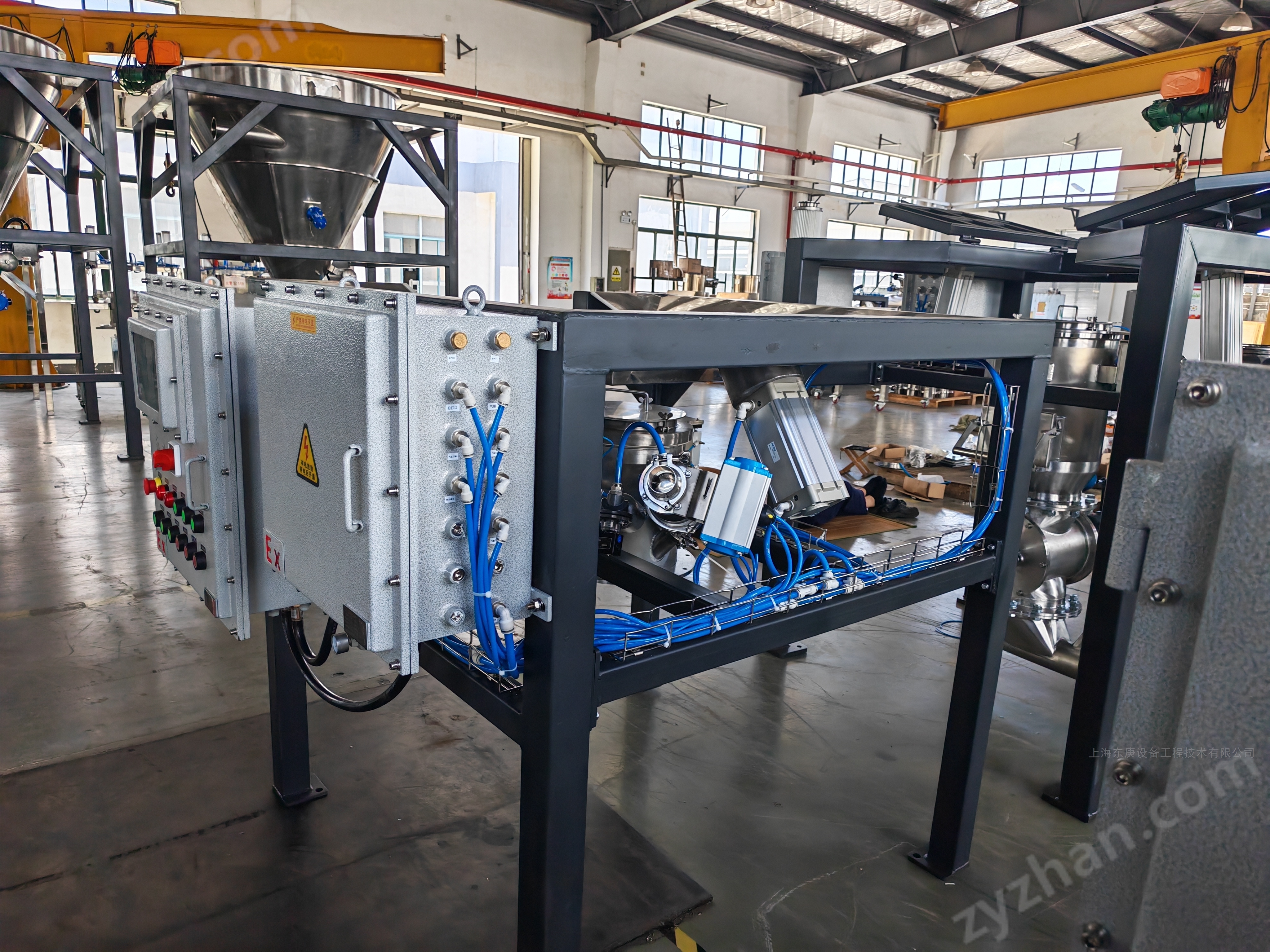 Hammer feeding station and tapping feeding station